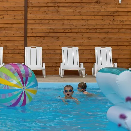 Comfortable With Swimming Pools, בית נופש *