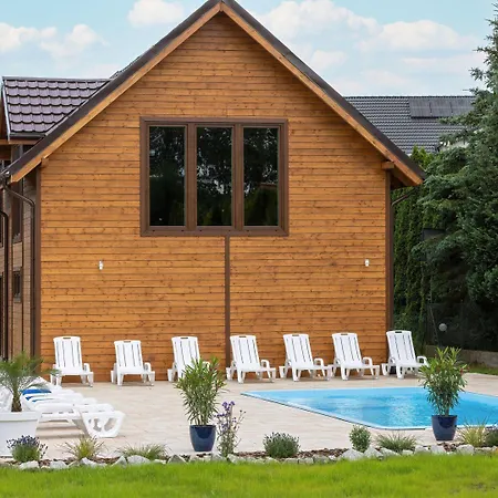 Comfortable With Swimming Pools, בית נופש *